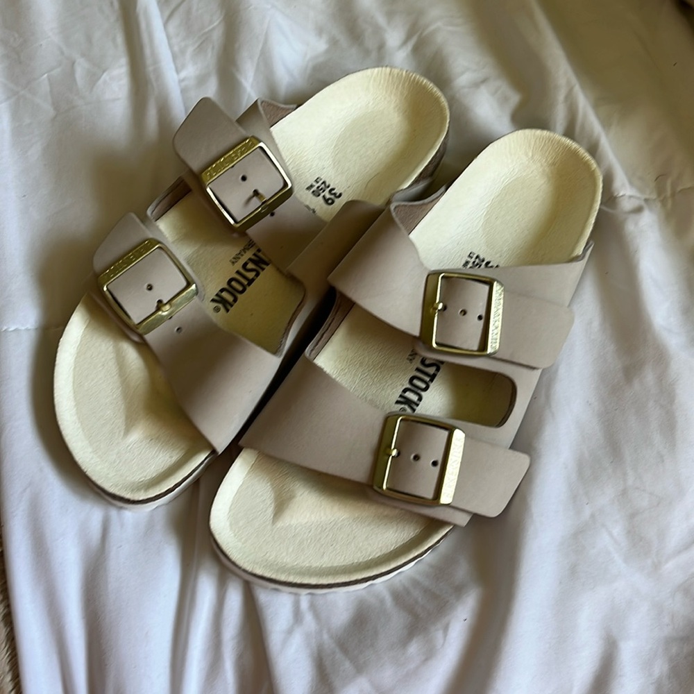 NWOT white gold eggshell Birkenstocks (TAGS REMOVED)